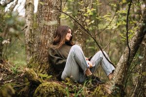 junge Frau sitzend Natur