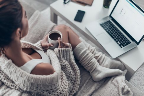 Frau mit Kaffee am Notebook