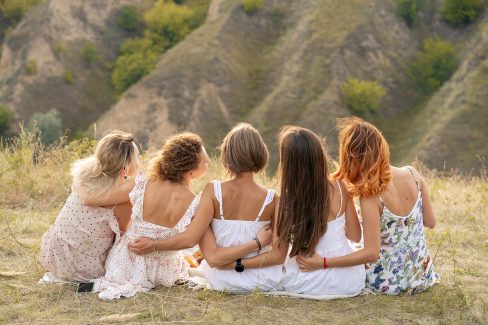 Frauen sitzen gemeinsam in der Natur Frauen sitzen gemeinsam in der Natur